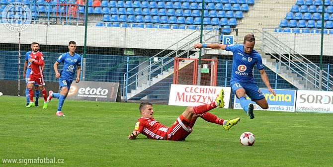 Obránce Sigmy Olomouc Jan Štěrba se snaží sebrat míč útočníkovi Piastu Gliwice.