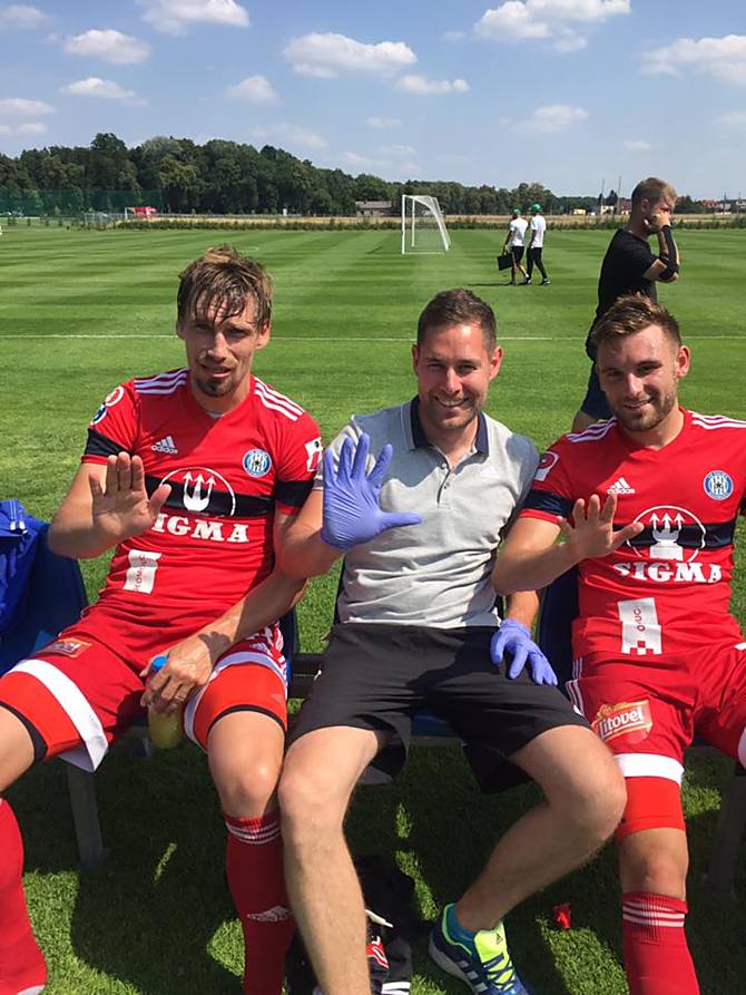 Kapitán Sigmy Aleš Škerle, lékař týmu Jiří Lošťák a záložník či útočník Lukáš Buchvaldek ukazují počet gólů, kteří Hanáci nasázeli izraelskému soupeři.