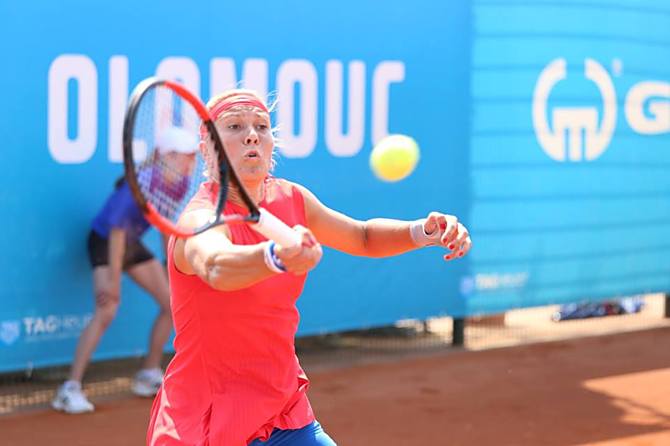 Zkušená fedcupová reprezentantka Lucie Hradecká si musela postup do čtvrtfinále proti další české hráčce Anastasii Zarycké vybojovat. Nyní se utká s fedcupovou spoluhráčkou Denisou Allertovou.