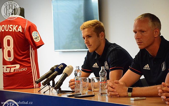 Jakub Plšek vedle trenéra Václava Jílka na předsezónní tiskové konferenci Sigmy Olomouc.