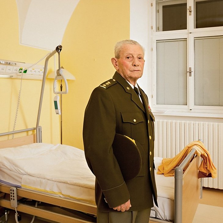 Plukovník Ivan Solovka. Před nacisty utekl do Sovětského svazu, místo přijetí v armádě ho tam však čekal gulag. Tři roky strávil na Uralu, než se mu podařilo dostat do nově zformované československé brigády. S generálem Svobodou absolvoval legendární cestu z Buzuluku do Prahy, po skončení války však byl hrdina, kvůli své vězeňské minulosti, diskvalifikován ze služebního postupu. Ze strachu před persekucemi vstoupil do KSČ, po sovětské okupaci z ní však byl pro nesouhlasné názory vyškrtnut, později byl vyhozen i z armády. Dlouho nemohl najít práci. Nakonec se živil jako osvětlovač v olomouckém divadle. Držitel mnoha vyznamenání dnes žije ve veteránském centru vojenské nemocnice. Olomouc chce navrhnout jeho povýšení do hodnosti brigádního generála.