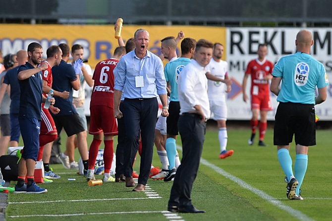 Trenér Sigmy Olomouc Václav Jílek a celá lavička Sigmy se raduje z vítězství na Mladou Boleslaví.
