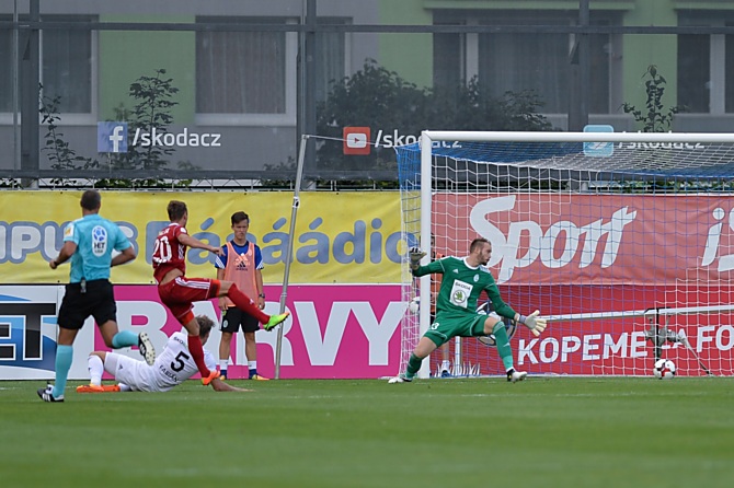 Záložník Sigmy Šimon Falta právě překonává brankáře Mladé Boleslavi Diviše. SK Sigma Olomouc vyhrál v Bolce 2:1.