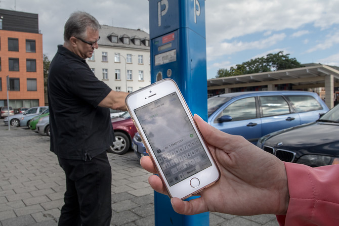 Od 1. července je možno v Olomouci platit za parkování pomocí SMS. Za první měsíc se takto prodalo skoro šest tisíc hodin.
