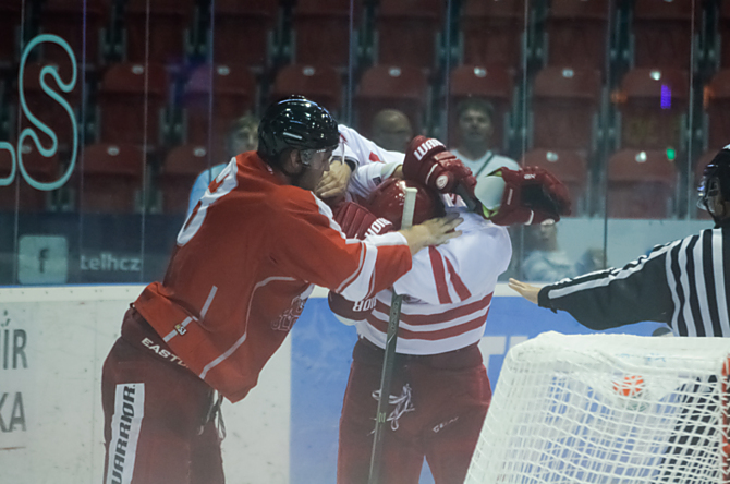 David Škůrek se bitkou snažil ve druhé třetině nabudit mančaft. Bohumila Janka porazil jednoznačně na body..