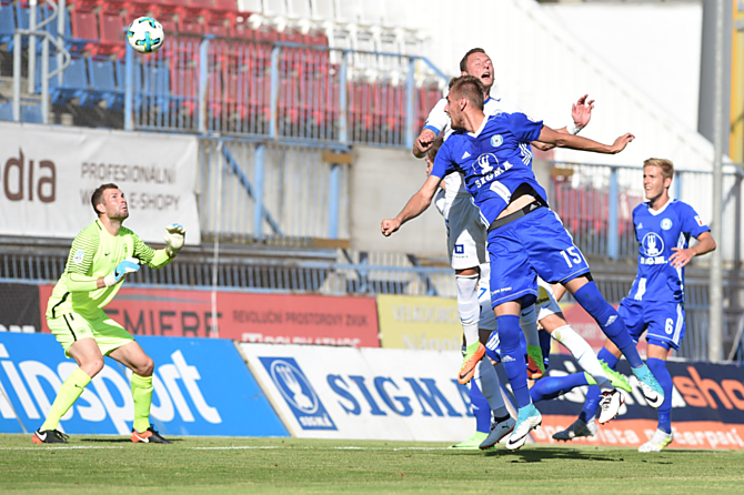 Útočník SK Sigma Olomouc Tomáš Chorý skóruje do branky Slovanu Liberec.