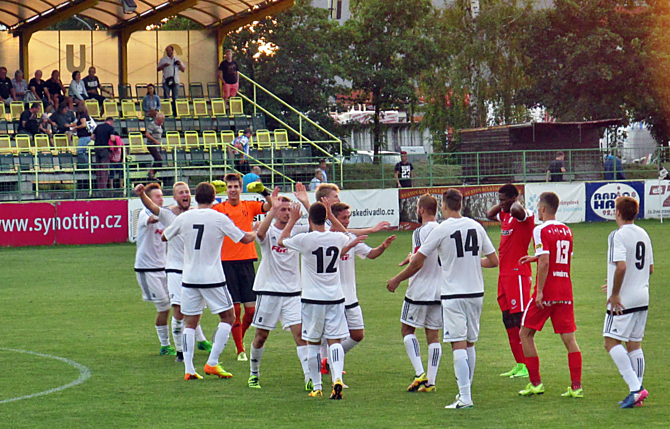 Postupová radost. Fotbalisté HFK Olomouc právě vyřadili v MOL CUPu ligovou Zbrojovku Brno.