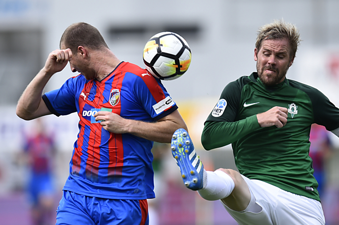 Michael Krmenčík, útočník plzeňské Viktorky, v tvrdém souboji se zkušeným Tomášem Hübschmannem z Jablonce.