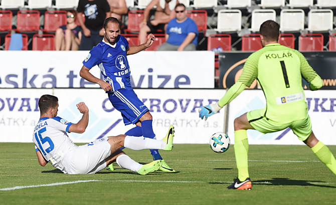 Tomáš Zahradníček ve velké šanci v duelu s Libercem zastaven obráncem Kúdelou. V sobotu bude Sigma bojovat o body v Plzni.