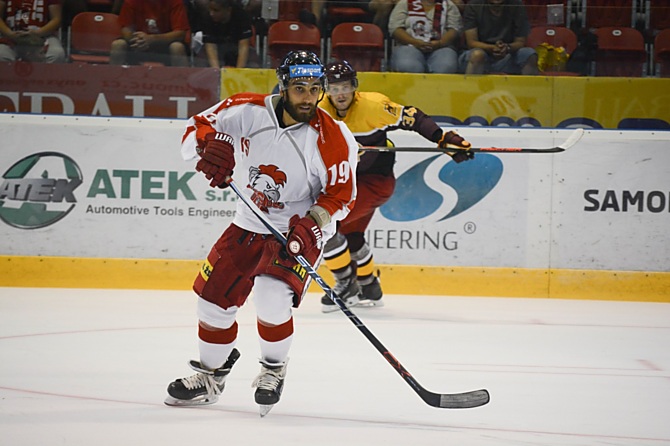 Roman Rác bojuje po vleklých zdravotních komplikacích o základní sestavu Mory. Boj nevzdává a chce si uhrát důležitou roli v týmu a vrátit se na výkonnost, kterou měl před zdravotními potížemi.