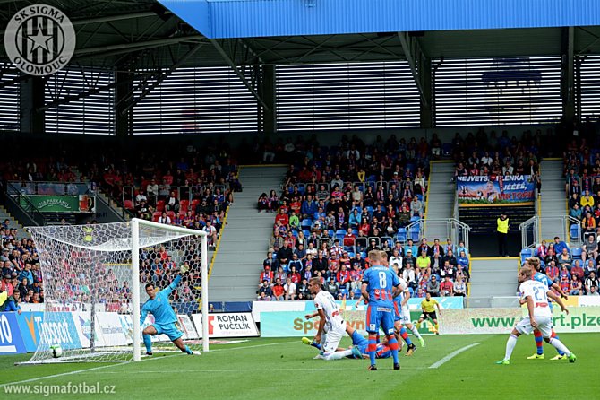 Jedna z velkých šancí Sigmy. Hanáci si ve Štruncových sadech vytvořili dobré příležitosti, bohužel ani jednu z nich nevyužili.