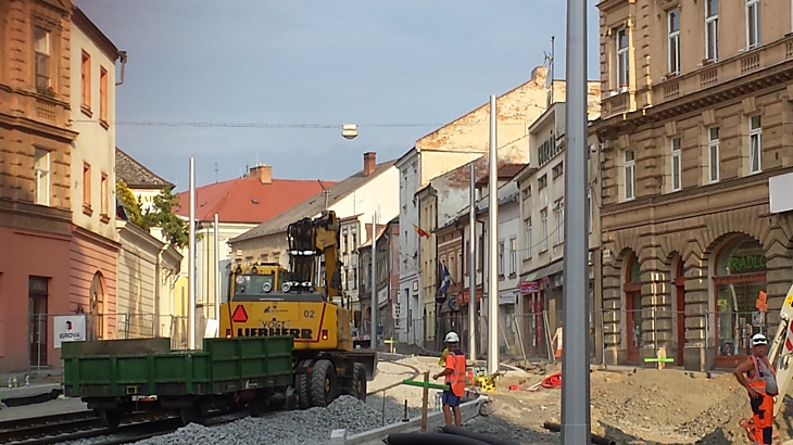 Sloupy pro trolejové vedení v roce 1904 a dnes. Kam zmizela estetika?