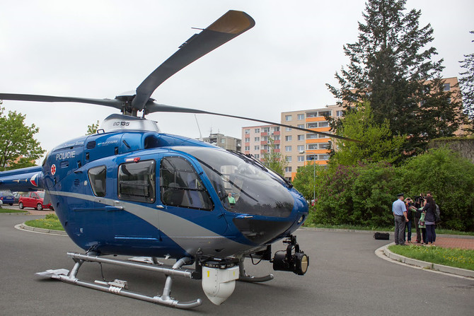 Na dopravní situaci bude dohlížet i policejní vrtulník. Ilustrační foto.