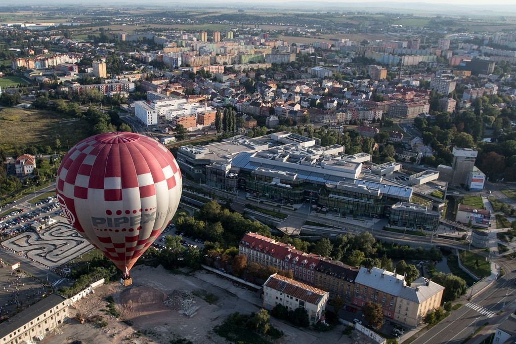 Balonové létání má neskutečnou poetiku. Je ale hodně závislé na počasí. Musí foukat vítr, ale ne moc. Nesmí pršet, sněžit... Létá se prakticky jenom brzo ráno nebo chvíli před soumrakem. A let trvá přibližně hodinu.