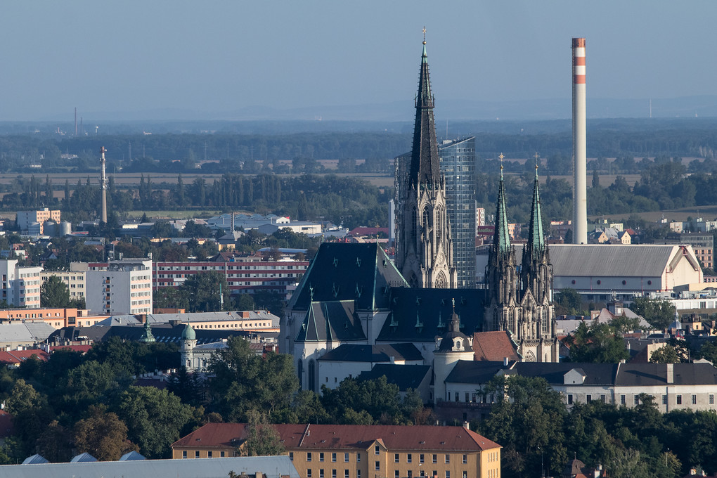 Z výšky vidíte Olomouc v úplně jiném úhlu. Kdybych hledal pojmenování pro tenhle snímek, napíšu s notnou dávkou ironie: Stará architektura se citlivě mísí s moderní pod bedlivým industriálním dohledem.