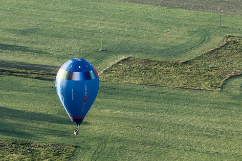 ...zátiší s výrobcem balonů Kubíček, který žene svůj závodní speciál...