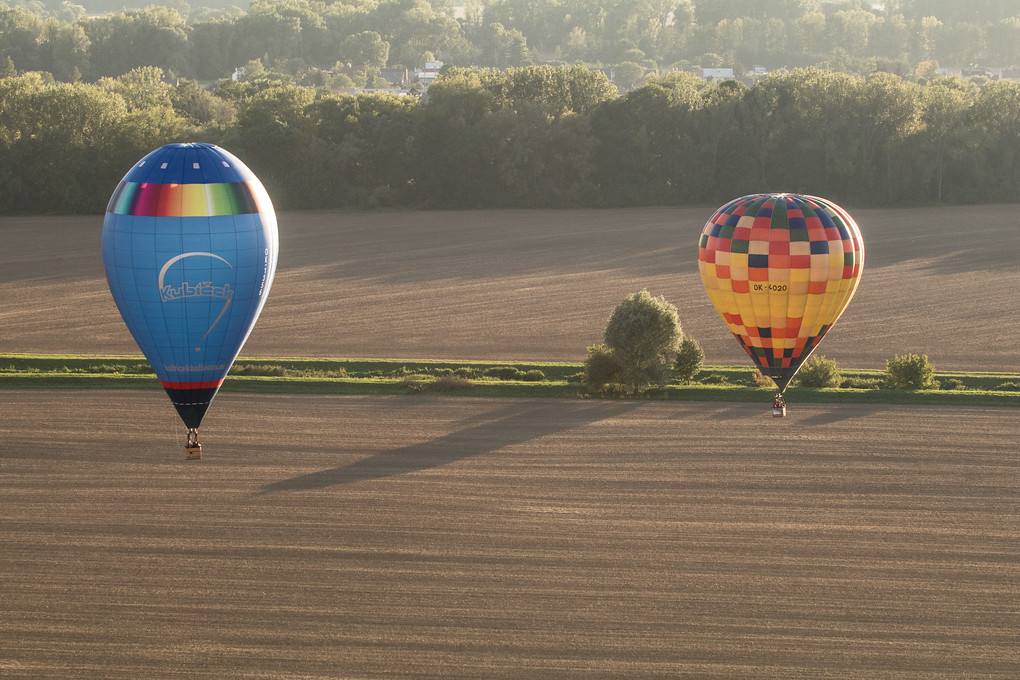 Jsme nad poli za městem a je čas na umění. Zátiší s balony poprvé...