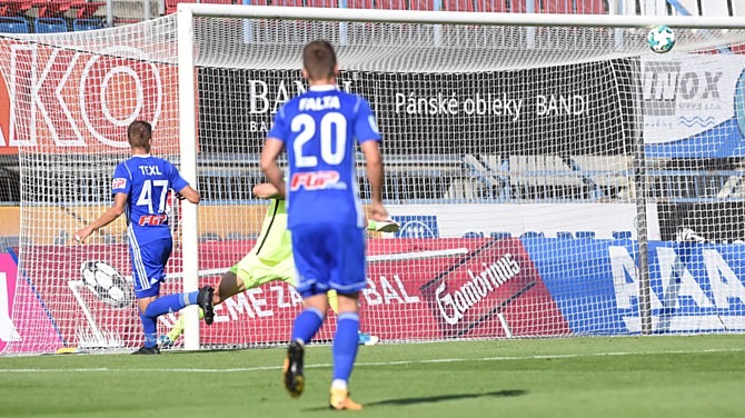 Jiří Texl dává svoji druhou branku v utkání se Zbrojovkou Brno. Úvodní čtvrthodina byla ze strany Sigmy snová...