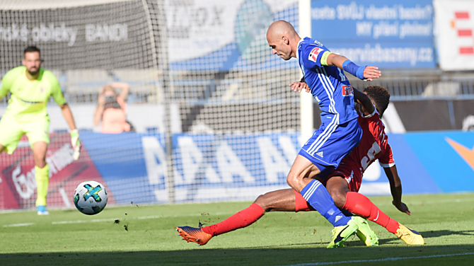 Kapitán Sigmy Olomouc Michal Vepřek v souboji s brněnským útočníkem Fortesem.