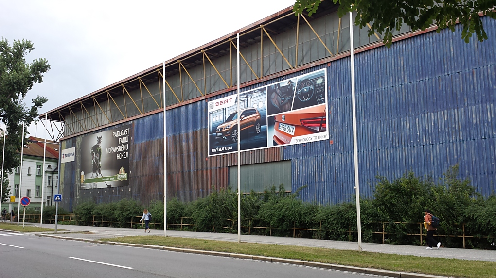 Chátrající zimní stadion se snad konečně dočká rekonstrukce. Městu se podařilo dohodnout s majitelem klíčových pozemků okolo sportoviště. Prodá je za 81 milionů korun.