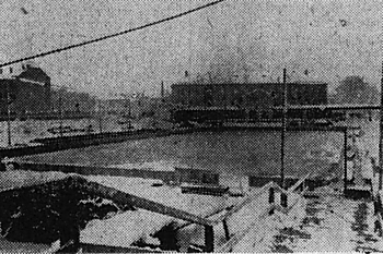 Snímek z 30. ledna 1958. Stadion slaví deset let a stále ještě nemá střechu. Slibů už padlo mnoho, vůle však stále chybí...