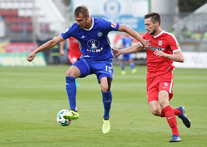 Tomáš Chorý drží míč před stoperem Brna Mihailo Jovanovičem. Útočník Sigmy bude důležitým článkem ofenzívy i defenzívy Hanáků v duelu na Slovácku.