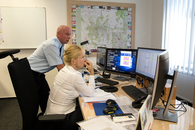 Dispečink je srdcem dopravního podniku. Právě odtud se řídí veškerá tramvajová a autobusová doprava. A ovládají se odtud také takzvané inteligentní zastávky.