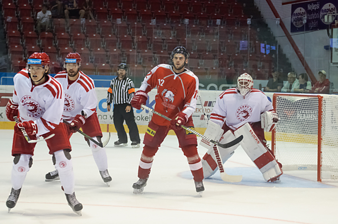 Kohouti hrají v úterý na ledě Dukly Trenčín a ve čtvrtek hostí na olomouckém zimáku Aukro Berany Zlín.