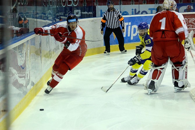 HC Olomouc prohrál v generálce s Aukro Berany Zlín 2:3. Jiří Ondrušek rozehrává za brankou Branislava Konráda.