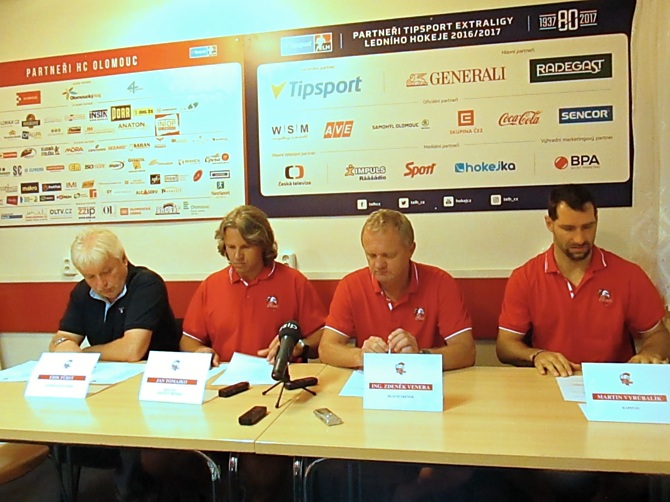Tiskové konference HC Olomouc se zúčastnili generální manažer klubu Erik Fürst, jednatel klub a asistent trenéra Jan Tomajko, trenér Zdeněk Venera a kapitán týmu Martin Vyrůbalík.