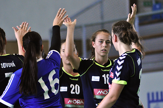 Házenkářky DHK ZORA Olomouc remizovaly se Sokolem Poruba v úvodním duelu MOL ligy 23:23.