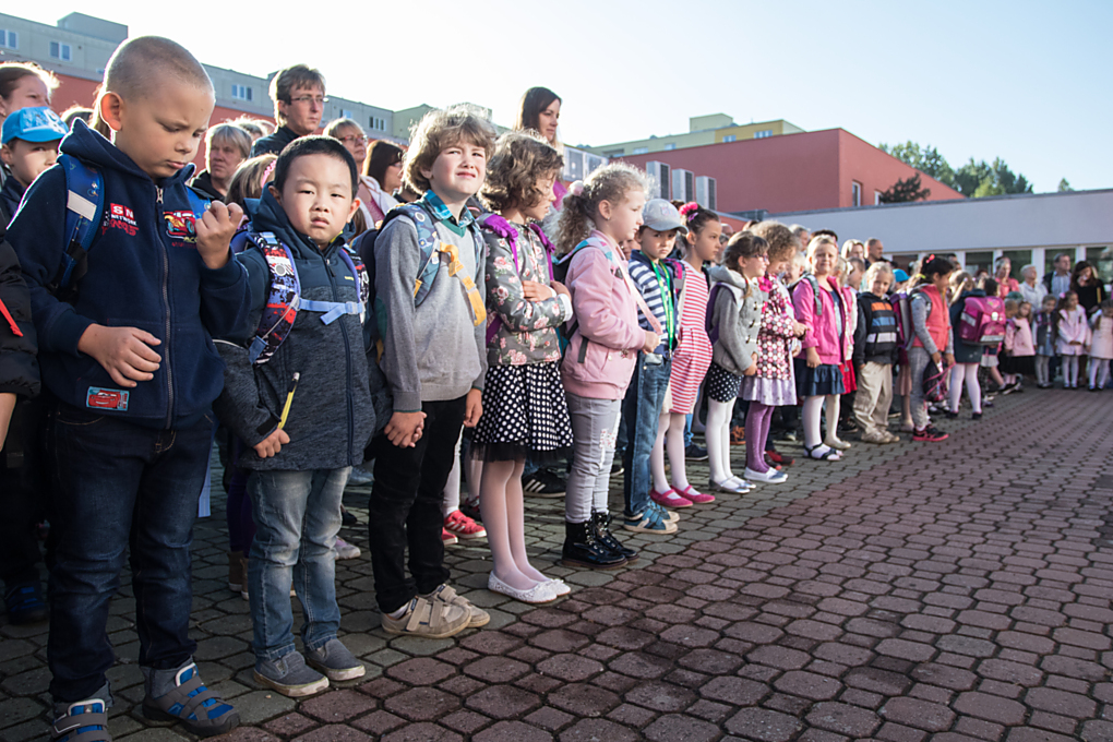 Nejprve nástup. Prvňáci a jejich rodiče si nejprve užili hudební vystoupení a projevy. Poté dostali dárečky a konečně byli vypuštěni do lavic.