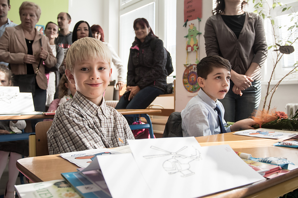 Někteří jsou vyděšení, ale brzo se v lavicích zabydlí. Třeba jako autor těchto řádků, který už počátkem října přinesl domů první zápis v deníčku. Stálo v něm ironickým tónem, že Honzík si už ve škole zvykl. Pozdější zápisy už humor postrádaly.