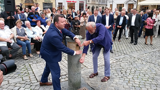 Primátor Antonín Staněk společně s autorem Ivanem Theimerem poprvé vyzkoušeli pítko na Horním náměstí.