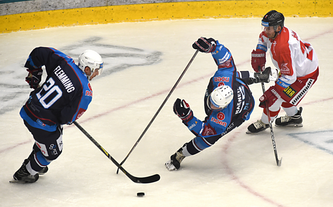 Proti svým. Ale Rašner (uprostřed) nastoupil hned v prvním utkání v dresu nového zaměstnavatele proti HC Olomouc. Jeho premiéra byla bohužel pro Moru vítězná.