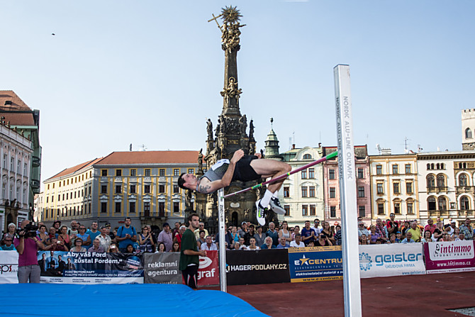 Na Hanácké laťce na Horním náměstí v Olomouci se bude opět skákat hodně vysoko. Rekord drží výkonem 228 cm Jaroslav Bába.