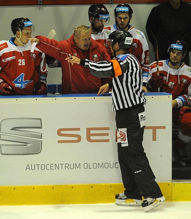 Klub HC Olomouc reagoval na výkony hlavních rozhodčích Roberta Čecha a Oldřicha Hejduka ze zápasu druhého kola Tipsport extraligy proti Vítkovicím podáním stížnosti Komisi rozhodčích ČSLH.