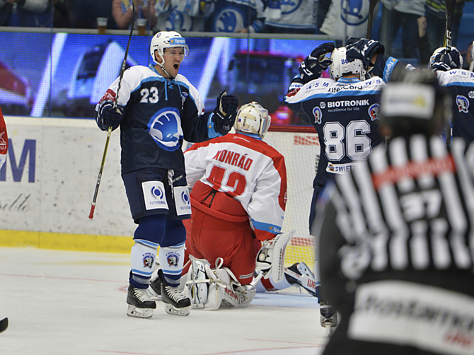 Branislav Konrád musel puk v Plzni lovit se sítě desetkrát. Mora prohrála 0:10.