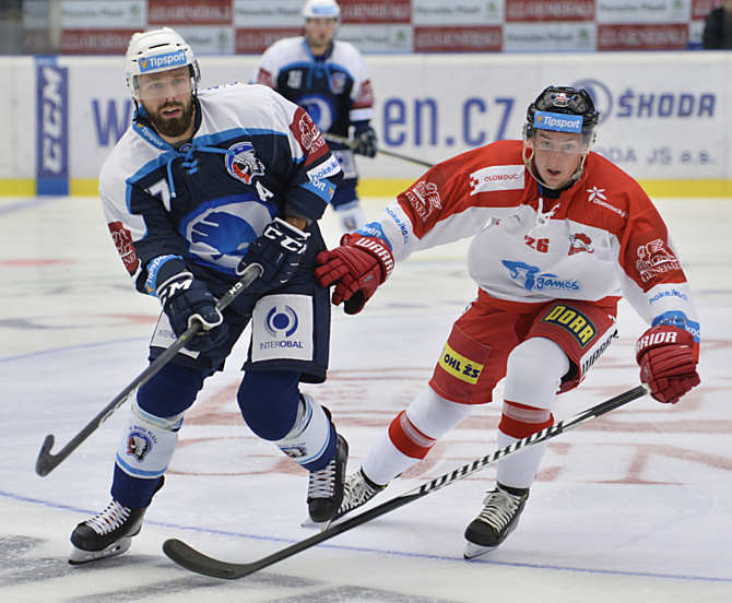 Aleš Jergl v souboji s Milanem Gulašem. Mora odehrála katastrofální zápas. Na střely prohrála 32:8.