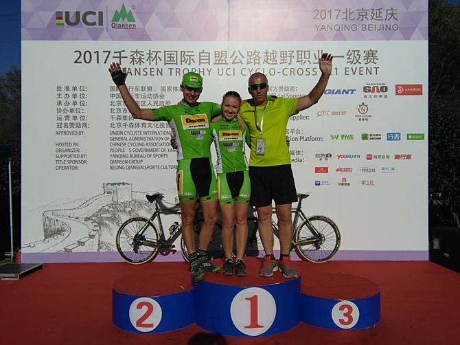 Emil Hekele, Roman Brandýs a Iveta Zedníková na Světovém poháru v cyklokrosu v Číně.