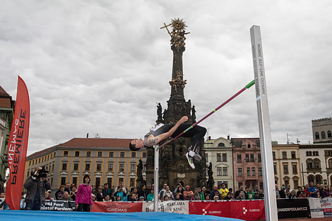 Jaroslav Bába nad Horním náměstím. Havířovský borec a nyní reprezentant a klubově příslušný Dukle Praha tentokrát nevyhrál, ale do závodu dal vše.
