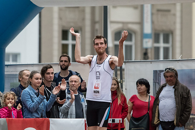 Zakladatel závodu Dalibor Hon, který už závodně neskáče, se hecnul a předvedl úctyhodných 202 cm.