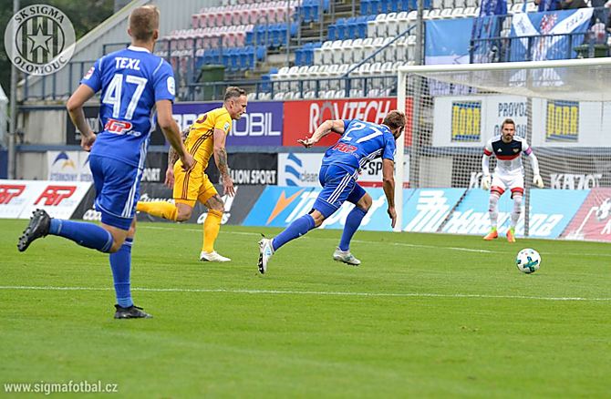 Obránce Sigmy Martin Sladký v útočném výpadu v pokutovém území Dukly. Zápas skončil bek Hanáků s bilancí 1+1.