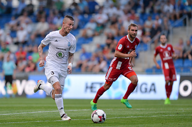 Martin Sladký (v červeném) v defenzivní činnosti v udelu v Mladé Boleslavi. 