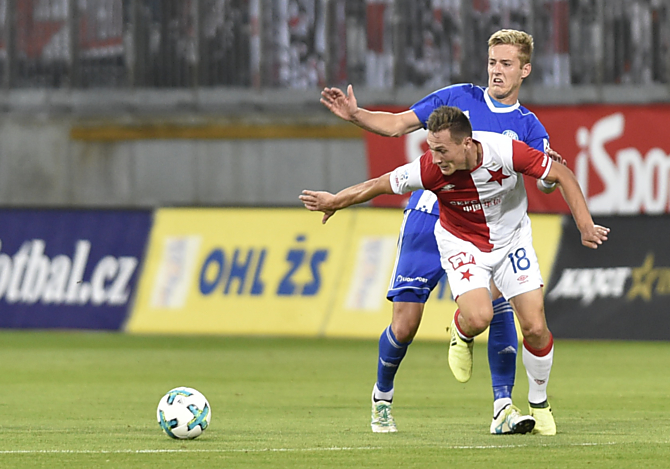 Jakub Plšek v obranné práci se Slavií Praha. Proti Dukle jej trenér Jílek pochválil také za defenzivní činnost.