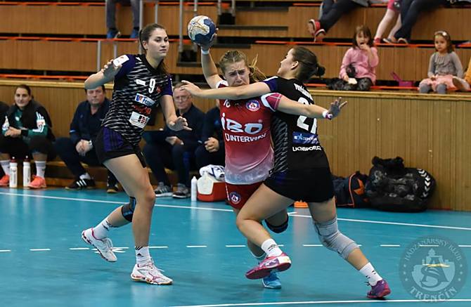 Házenkářky DHK ZORA Olomouc vyhrály v Trenčíně těsně 27:26.