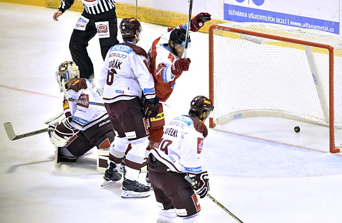 Střední útočník první formace Mory Jan Knotek se raduje s první trefy do sítě Sparty.