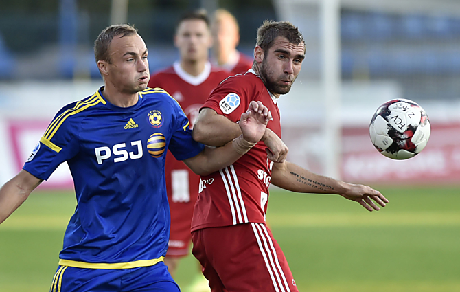 Martin Sladký v souboji s jihlavským soupeřem. Hanáci nakonec tři body urvali díky trefě Davida Housky.