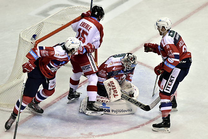 Jan Eberle jako vždy dotírá u branky soupeře. Opět zlobil i obranu Pardubic.