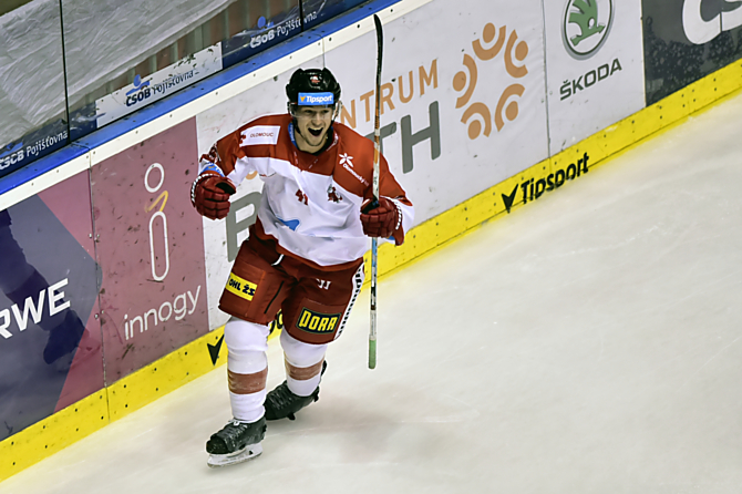 Radost. Petr Strapáč se ve druhé třetině trefil v oslabení. Pro Moru už čtvrtá letošní trefa v oslabení.